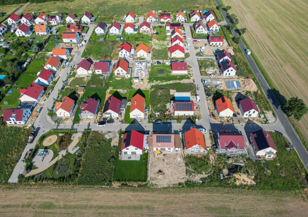 Die Finanzaufsicht lockert die Kreditvorgaben für Banken - das könnte zu mehr Immobiliendarlehen führen (Archivbild) - Foto: Jan Woitas/dpa