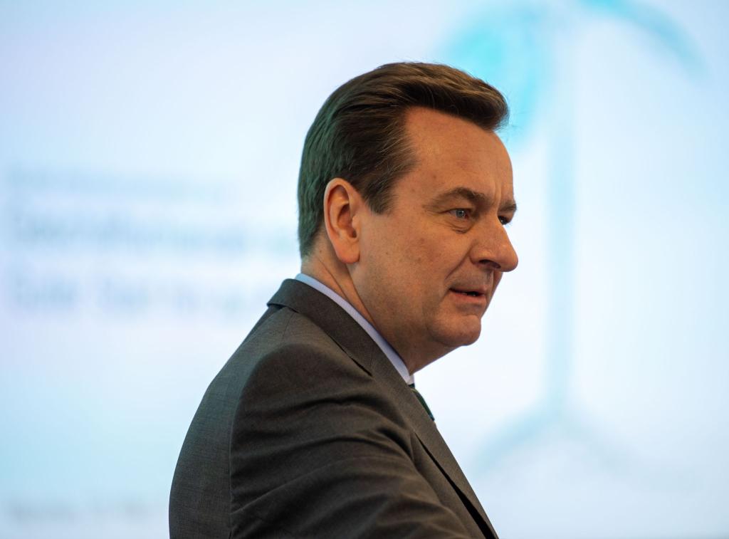 Munich Re Vorstandschef Joachim Wenning stellt die USA in eine Reihe mit China und Russland. (Archivbild) - Foto: Lino Mirgeler/dpa