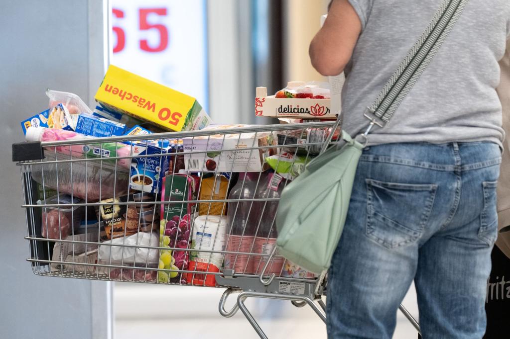 Viele Verbraucher achten beim Einkaufen stark auf den Preis (Archivbild) - Foto: Sebastian Kahnert/dpa