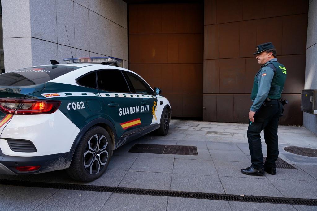 Spanische Polizisten haben drei Kinder befreit, die von ihren deutschen Eltern jahrelang zu Hause in der nordspanischen Stadt Oviedo eingesperrt worden waren. - Foto: Juan Vega/EUROPA PRESS/dpa