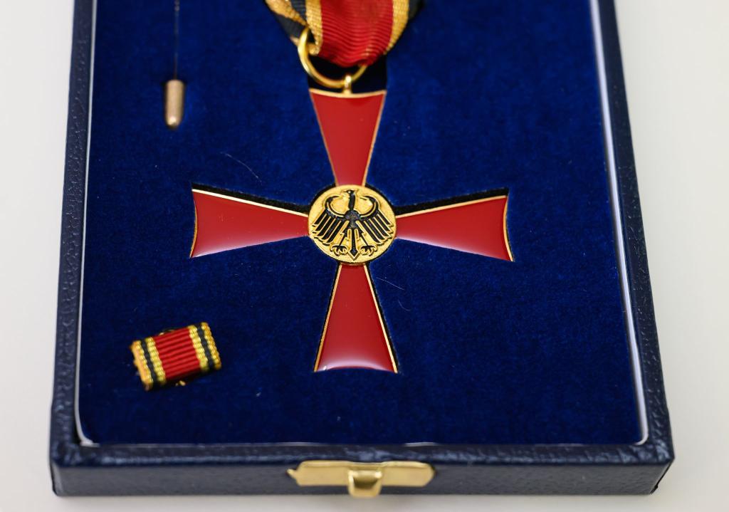 Ein Bundesverdienstkreuz einfach mal kaufen - ein YouTuber hat das geschafft. (Archivbild) - Foto: Patrick Pleul/dpa