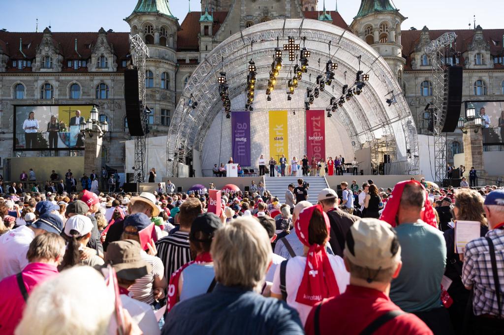 Der Kirchentag wird vor dem Rathaus in Hannover eröffnet. - Foto: Moritz Frankenberg/dpa