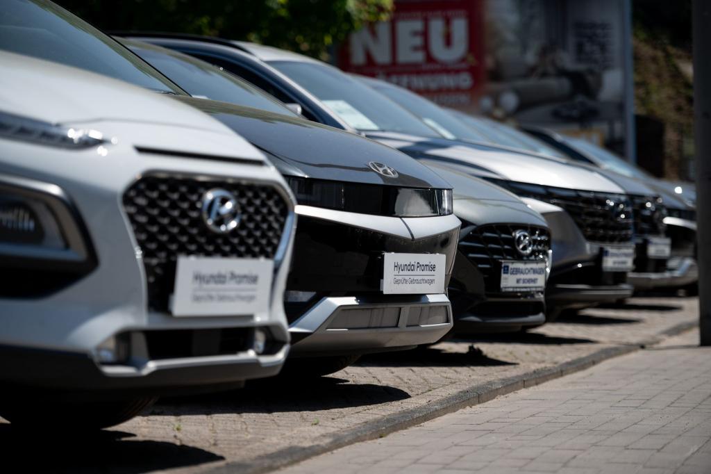 Gebrauchte Elektroautos - Privatpersonen kaufen sie inzwischen häufiger so als neu. - Foto: Fabian Strauch/dpa