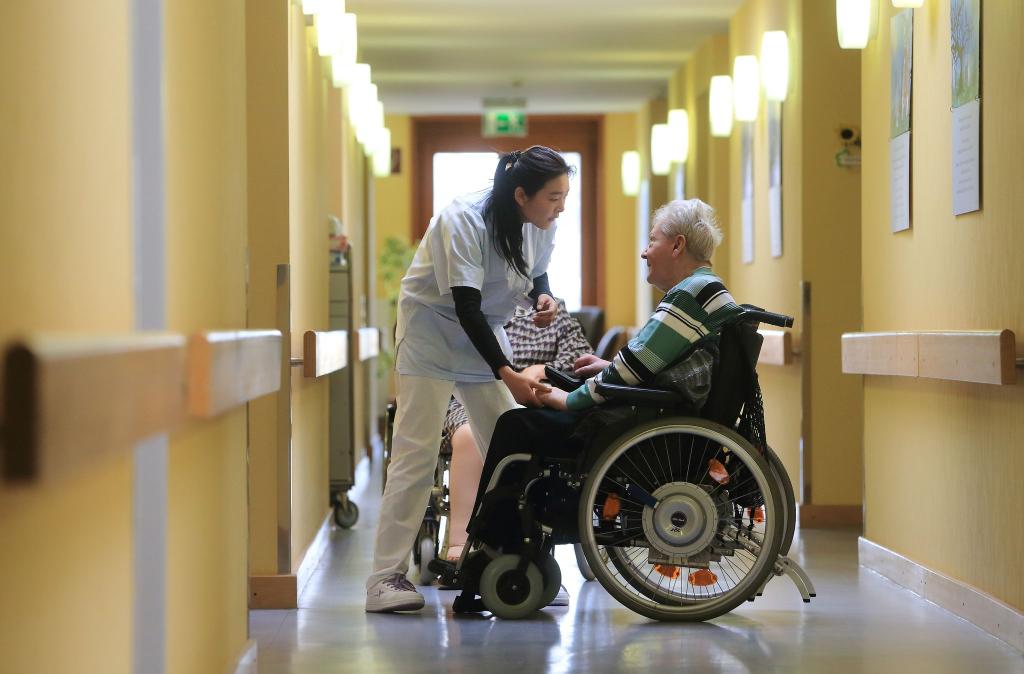 Ausländische Pflegekräfte könnten Personalprobleme in Heimen verringern - wenn sie voll arbeiten dürfen. (Archivbild) - Foto: picture alliance / dpa