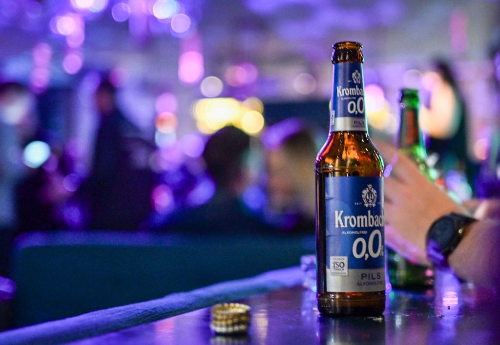 Alkoholfreies Bier liegt ohnehin im Trend, Partys ohne Alkohol passen dazu. (Symbolbild) - Foto: Jens Kalaene/dpa