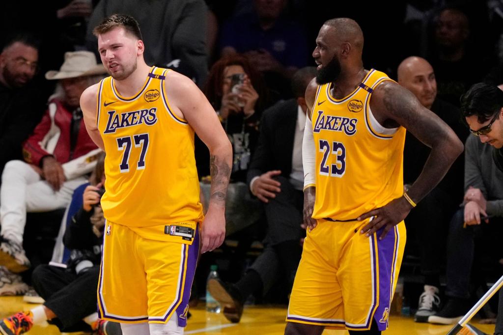 Doncic (l.) und James bekamen gegen die Timberwolves zu wenig Hilfe ihrer Mitspieler. - Foto: Mark J. Terrill/AP/dpa