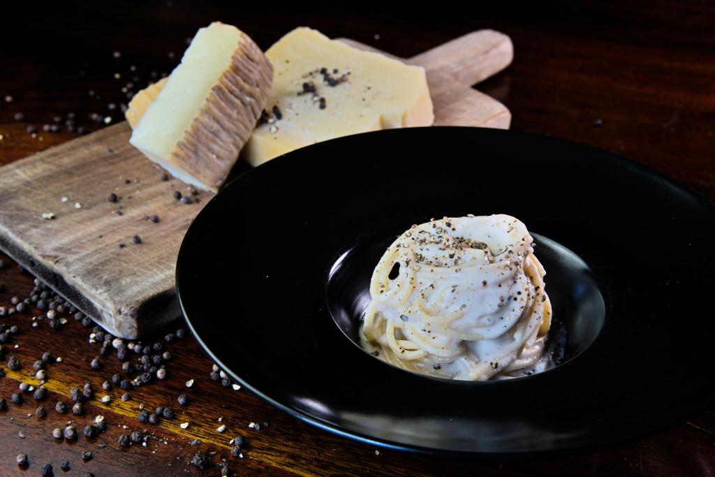 Die größte Hürde bei der Zubereitung des Pastagerichts Cacio e Pepe ist das Verklumpen des Käses. Ein Forschungsteam hat nun eine Methode entwickelt, um das zu verhindern. - Foto: Simone Frau/American Institute of Physics/dpa