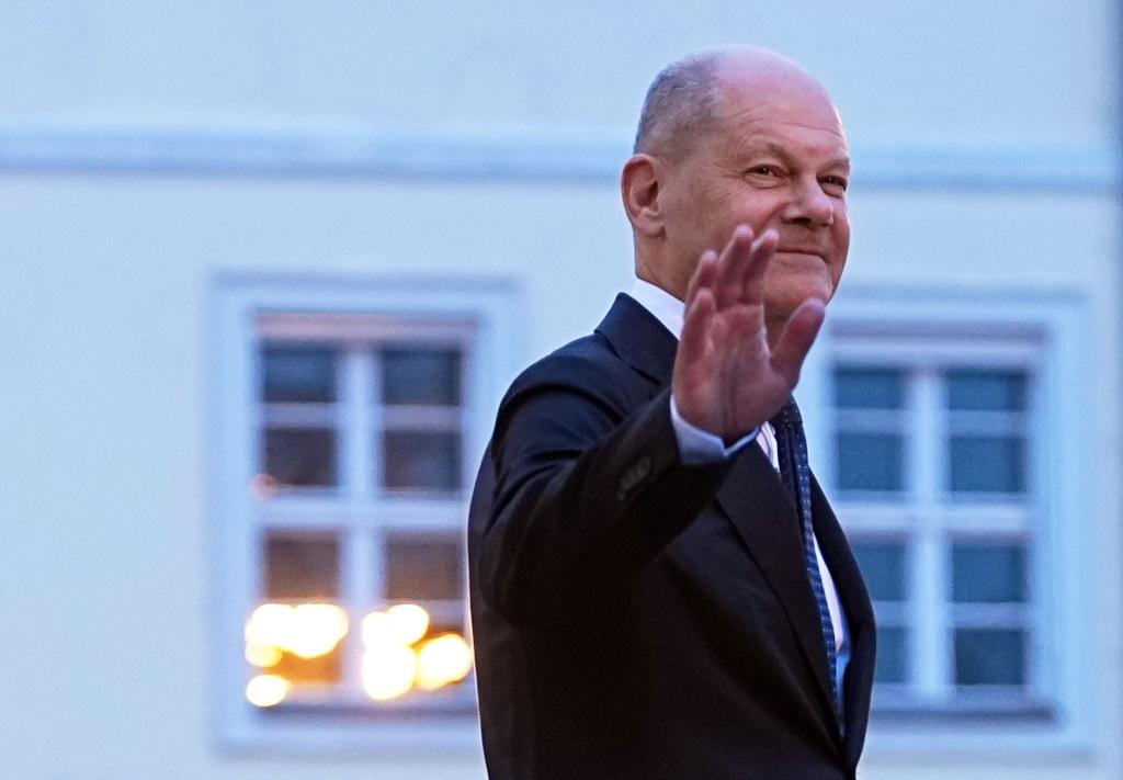 Zapfenstreich für den scheidenden Kanzler. (Archivbild) - Foto: Michael Kappeler/dpa