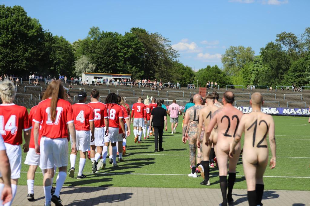 Hier spielt die «Nacktionalmannschaft». - Foto: Sascha Thelen/dpa