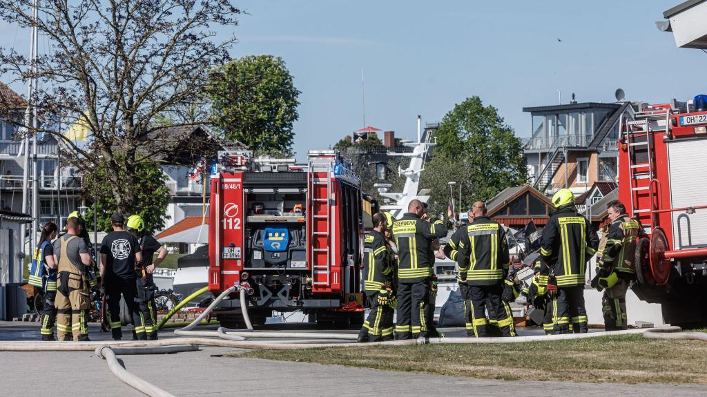 Nach der Explosion der Gasflasche wurde der Bereich weiträumig abgesperrt. - Foto: Markus Scholz/dpa