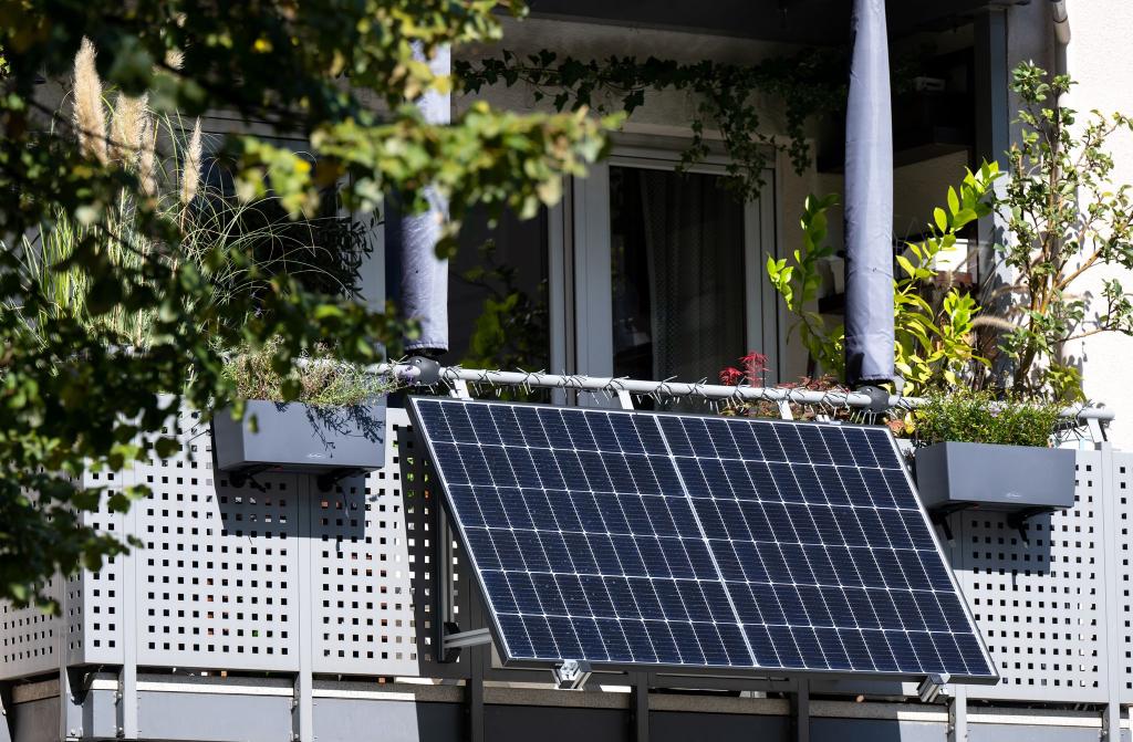 Der Sonnenstromverband BSW Solar erwartet in diesem Jahr weiteres rasantes Wachstum bei kleinen Balkonsolaranlagen. (Foto: Illustration) - Foto: Sven Hoppe/dpa