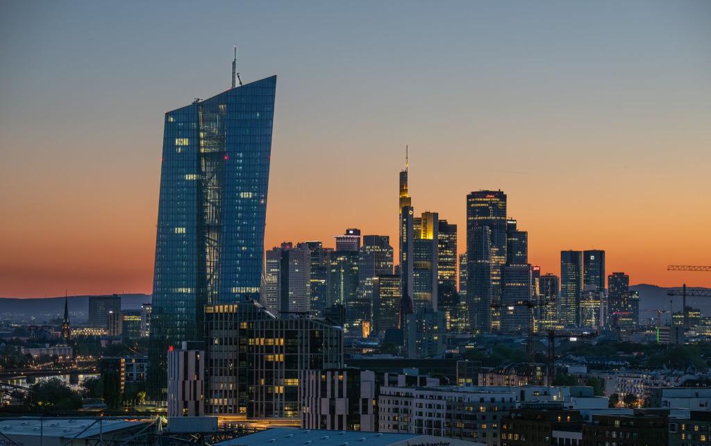 Die Europäische Zentralbank beobachtet die Entwicklung der Inflation im Euroraum genau (Archivbild) - Foto: Boris Roessler/dpa
