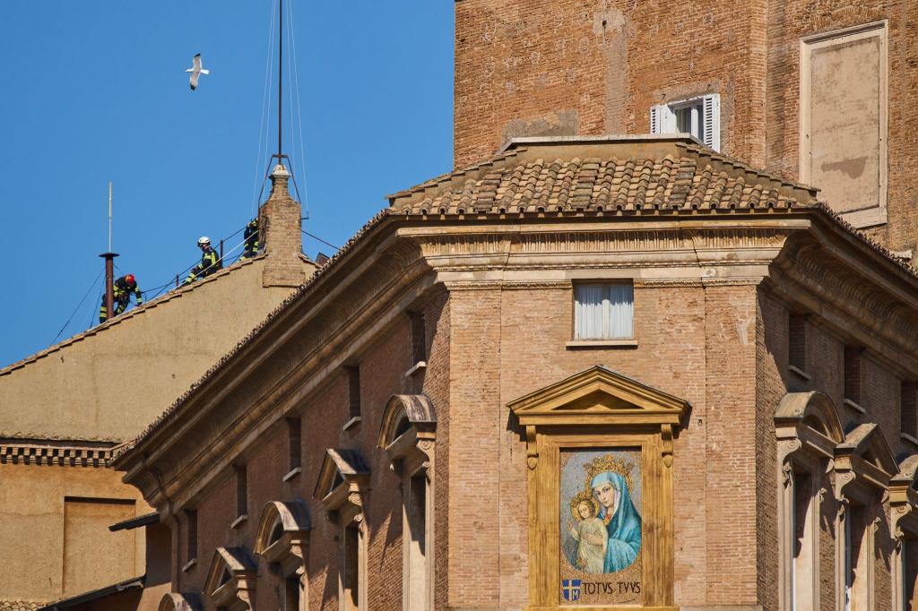 Auf der Sixtinischen Kapelle steht nun der weltberühmte Kamin. - Foto: Gregorio Borgia/AP/dpa