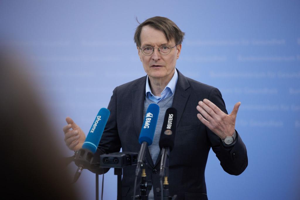 Der geschäftsführende Gesundheitsminister Lauterbach wurde am 1. Mai von Demonstranten angepöbelt. - Foto: Jörg Carstensen/dpa
