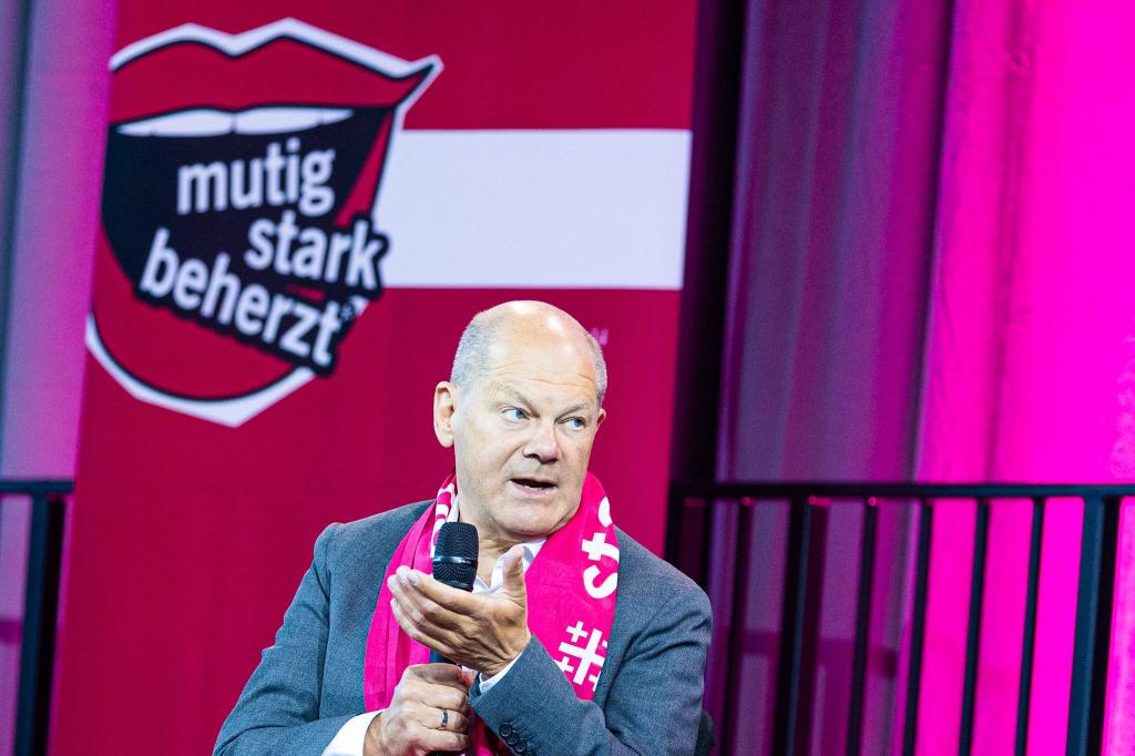 Olaf Scholz spricht auf dem Kirchentag in Hannover auch über seine Wehrdienstverweigerung. - Foto: Moritz Frankenberg/dpa