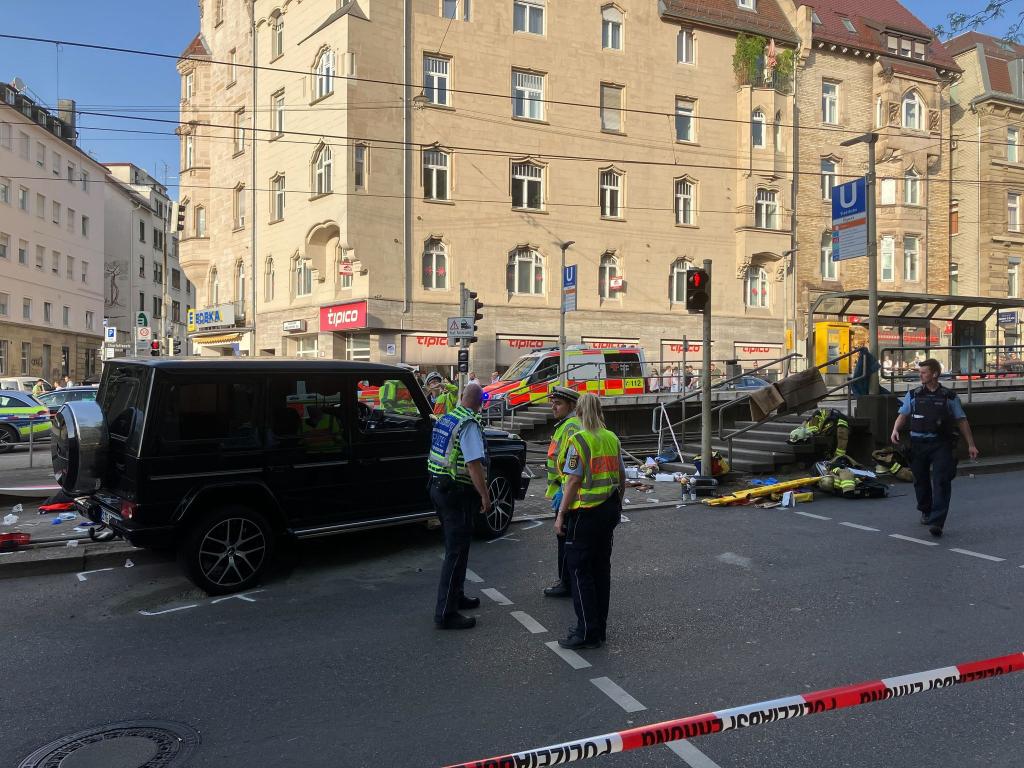 Am frühen Abend fährt ein Fahrzeug in eine Menschengruppe an einer Bahnhaltestelle. - Foto: Marco Krefting/dpa