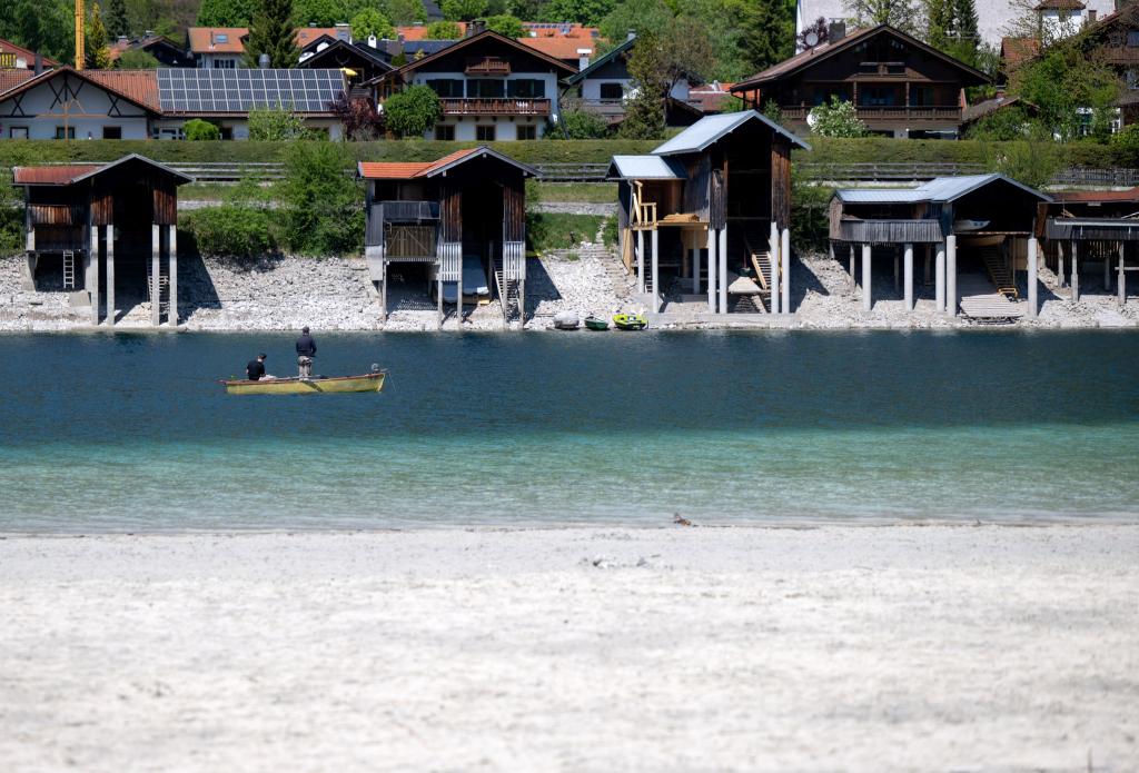 Die 30-Grad-Marke wurde an zwei Messstationen in Baden-Württemberg erstmals in diesem Jahr in Deutschland geknackt - auch am Walchensee war das Wetter sommerlich warm. - Foto: Sven Hoppe/dpa