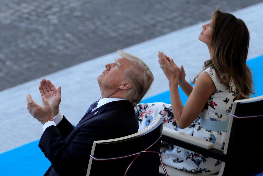 Trump war 2017 bei der Militärparade zum französischen Nationalfeiertag in Paris. (Archivbild) - Foto: picture alliance / Markus Schreiber/AP/dpa
