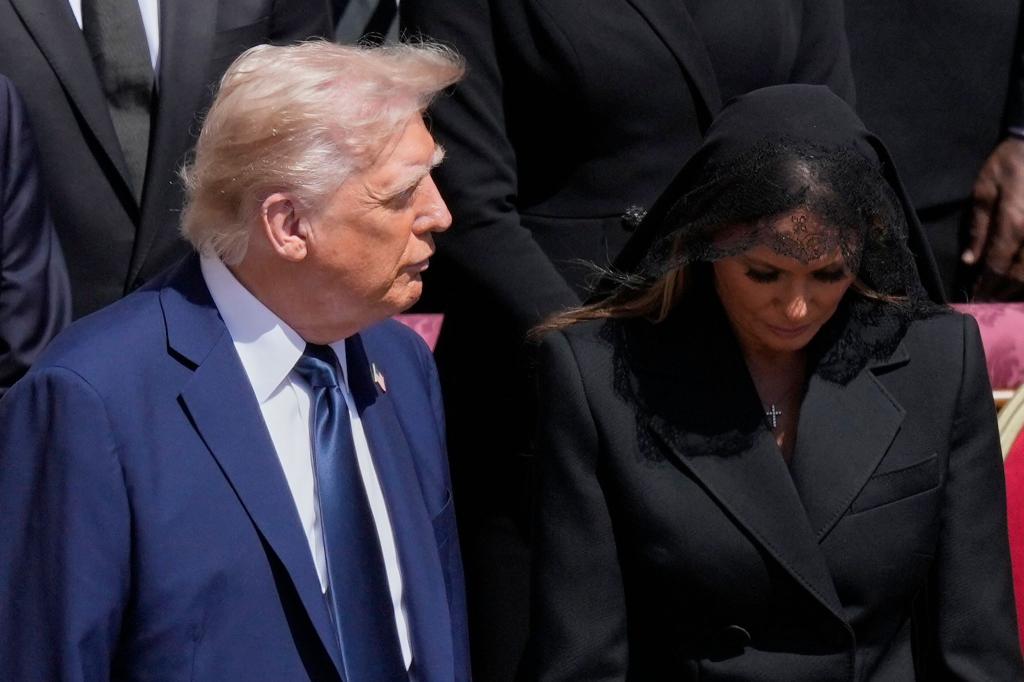 Vor einer Woche nahm Trump noch an den Trauerfeierlichkeiten für Papst Franziskus in Rom teil. (Archivbild) - Foto: Gregorio Borgia/AP/dpa