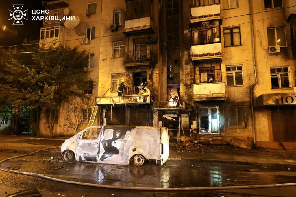 In der Großstadt Charkiw wurden nach Angaben örtlicher Behörden mehr als 50 Menschen bei russischen Angriffen verletzt. - Foto: Uncredited/Ukrainian Emergency Service/AP/dpa