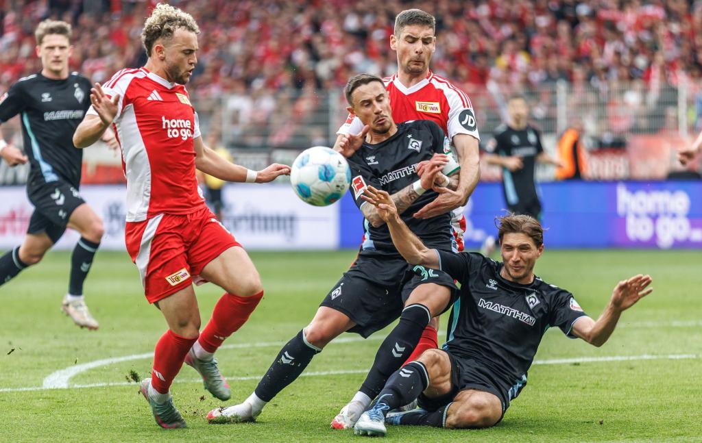 Für Werder Bremen geht es im Saison-Schlussspurt noch um einen Europacup-Platz. - Foto: Andreas Gora/dpa
