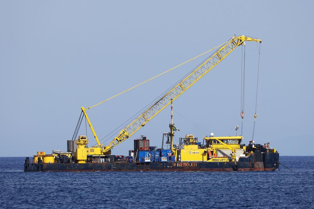 Das riesige Schiff, das vor der italienischen Mittelmeerinsel in etwa 50 Metern Tiefe liegt, soll bis Mitte Juni nach oben gebracht werden. - Foto: Alberto Lo Bianco/LaPresse via ZUMA Press/dpa