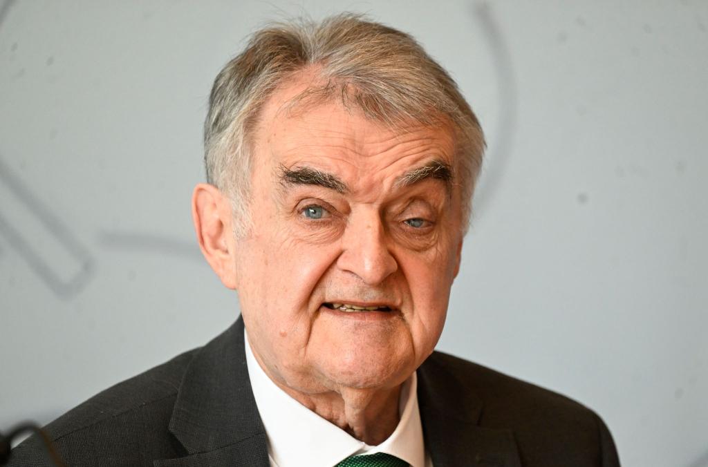 NRW-Innenminister Reul lehnt Schnellschüsse im Umgang mit AfD-Mitgliedern im Staatsdienst ab (Archivbild) - Foto: Roberto Pfeil/dpa