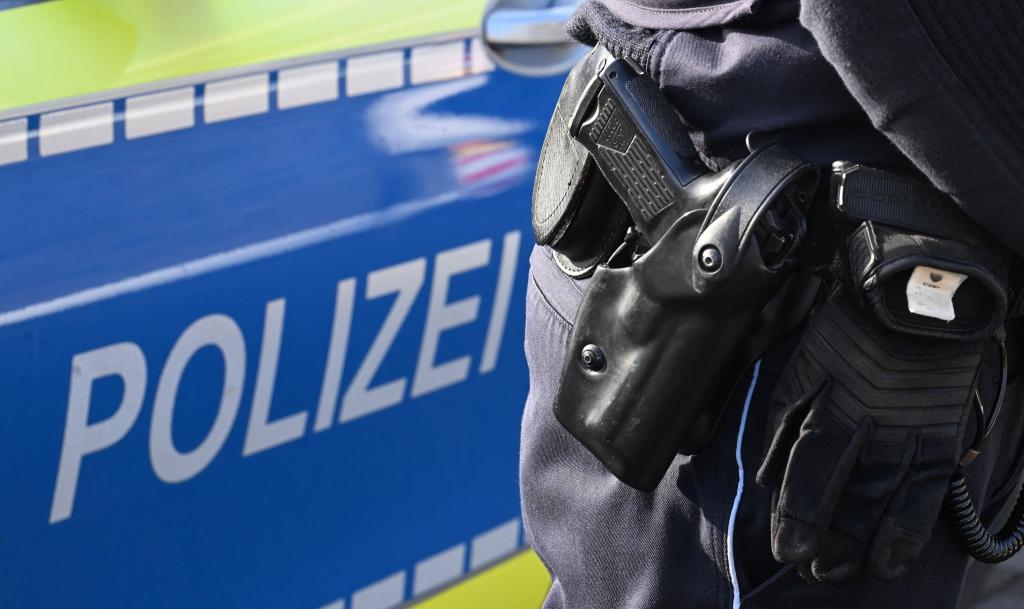 Ein Mann wurde von Beamten am Oberschenkel angeschossen. (Symbolbild) - Foto: Bernd Weißbrod/dpa