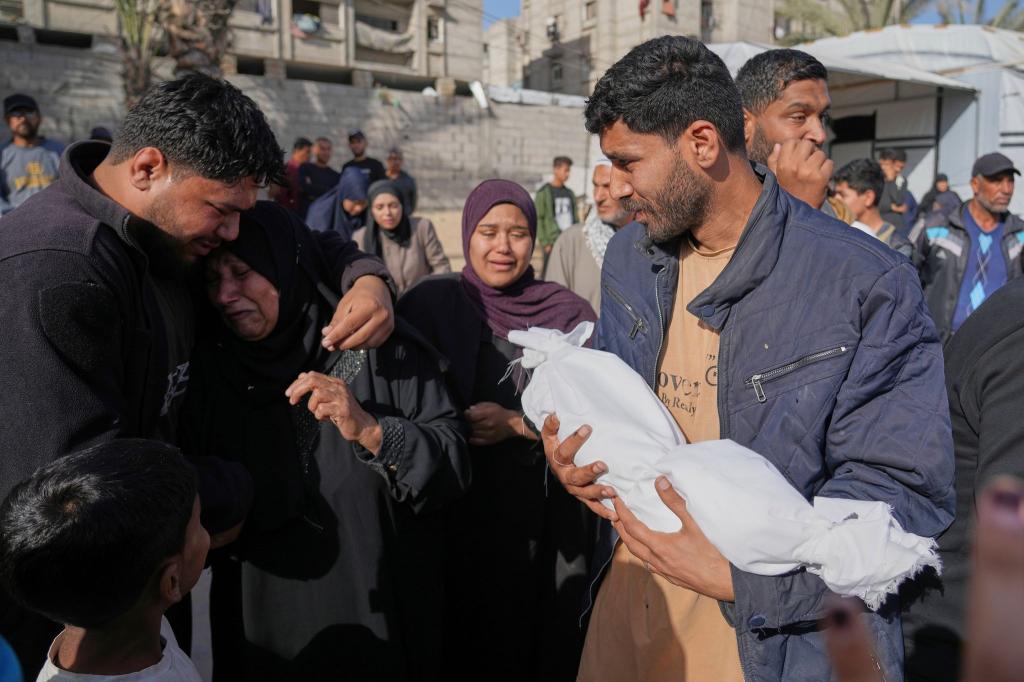 Vater mit Leiche von getötetem Kind. - Foto: Abdel Kareem Hana/AP/dpa