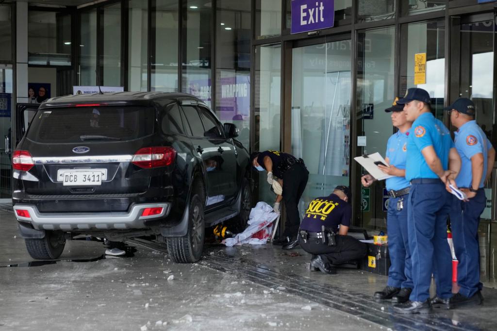 Der Fahrer des Geländewagens hatte zuvor selbst jemanden zum Flughafen gebracht. - Foto: Aaron Favila/AP/dpa