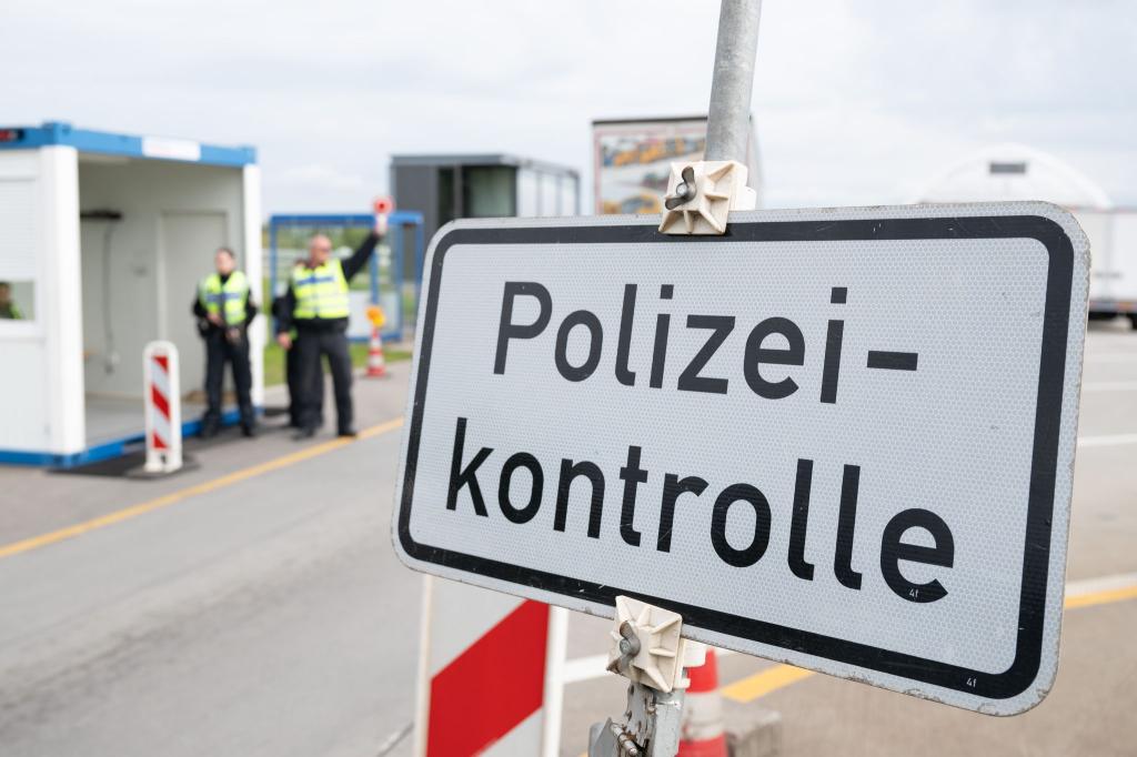 Seit September 2024 gibt es stationäre Kontrollen an allen deutschen Landgrenzen. (Archivfoto) - Foto: Sebastian Kahnert/dpa