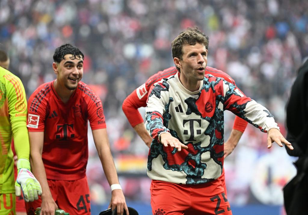 Thomas Müller (r) feiert vor der Bayern-Kurve in Leipzig. - Foto: Elisa Schu/dpa