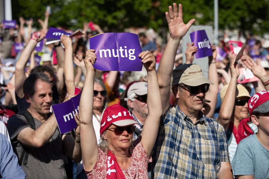 Zehntausende feierten den Kirchentag kontrovers, aber friedlich – meist bei Sonnenschein. - Foto: Moritz Frankenberg/dpa