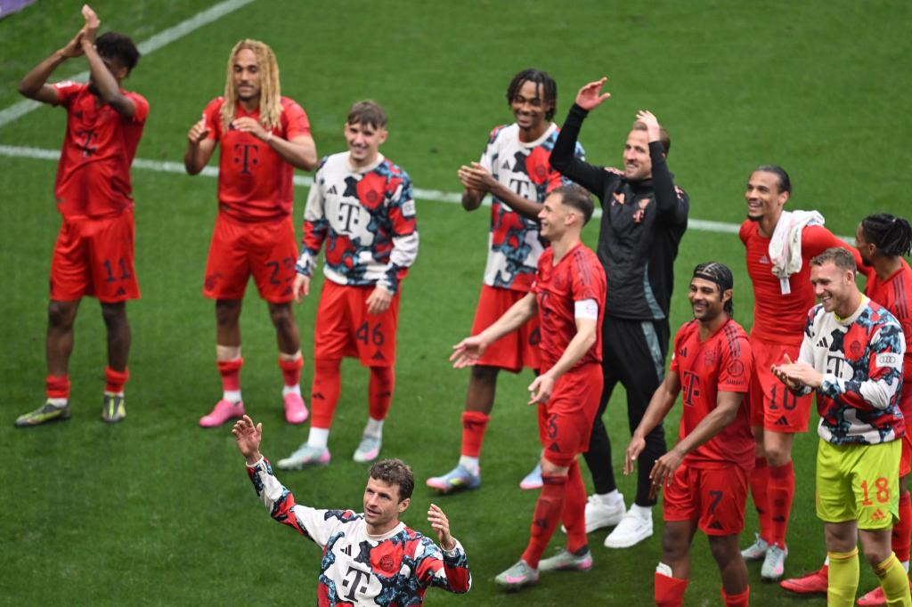 In Leipzig feierten die Bayern-Spieler noch verhalten. - Foto: Hendrik Schmidt/dpa