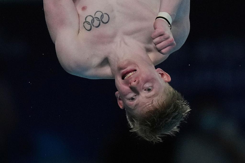 Kopfüber - Wasserspringer Jaden Eikermann - Foto: Andy Wong/AP/dpa