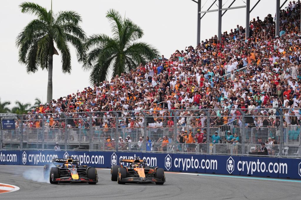 Oscar Piastri (r) ist der Mann der Stunde in der Formel 1. - Foto: Rebecca Blackwell/AP/dpa