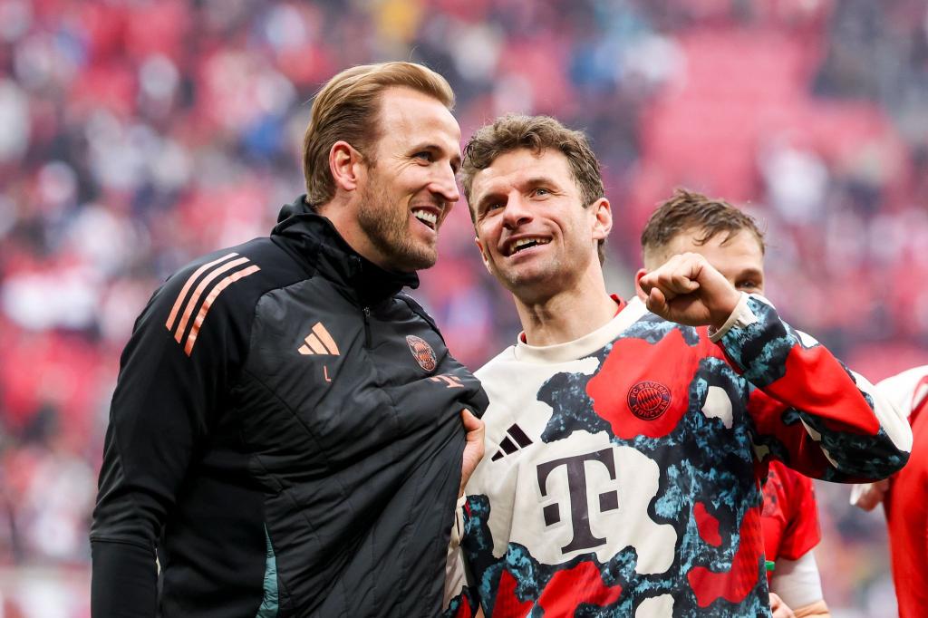 Harry Kane(l.) feiert seinen ersten Vereinstitel überhaupt. - Foto: Jan Woitas/dpa