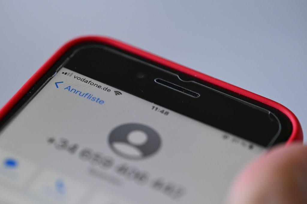 Ein Anruf aus Spanien, den man so gar nicht erwartet? Gut möglich, dass es sich um Betrüger handelt - wie hier auf einem Handy mit Vodafone-Vertrag. - Foto: Wolf von Dewitz/dpa