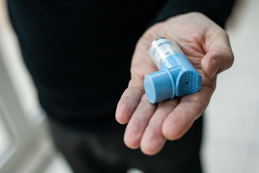 So ein Spray haben die meisten Asthmatiker immer dabei. (Archivbild) - Foto: Philipp von Ditfurth/dpa