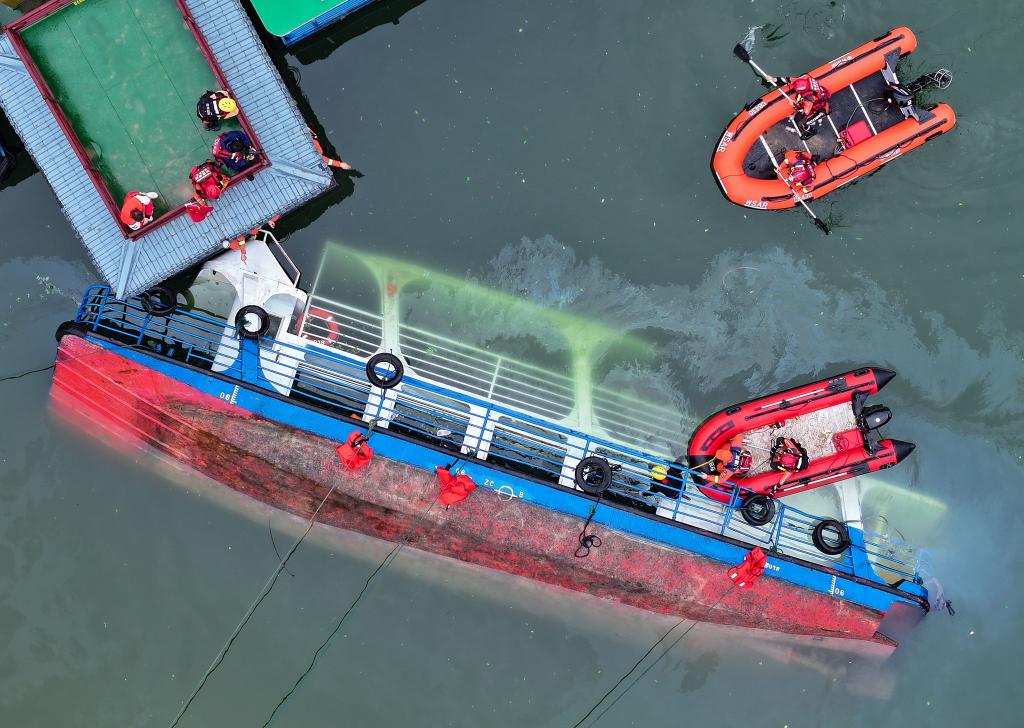 Ein Luftbild einer Drohne zeigt gekenterte Boote in Qianxi City in der südwestchinesischen Provinz Guizhou. Mehrere Menschen starben am Sonntagnachmittag beim Kentern eines Bootes in einem Fluss in der Stadt Qianxi in der südwestchinesischen Provinz Guizhou. - Foto: Liu Xu/XinHua/dpa