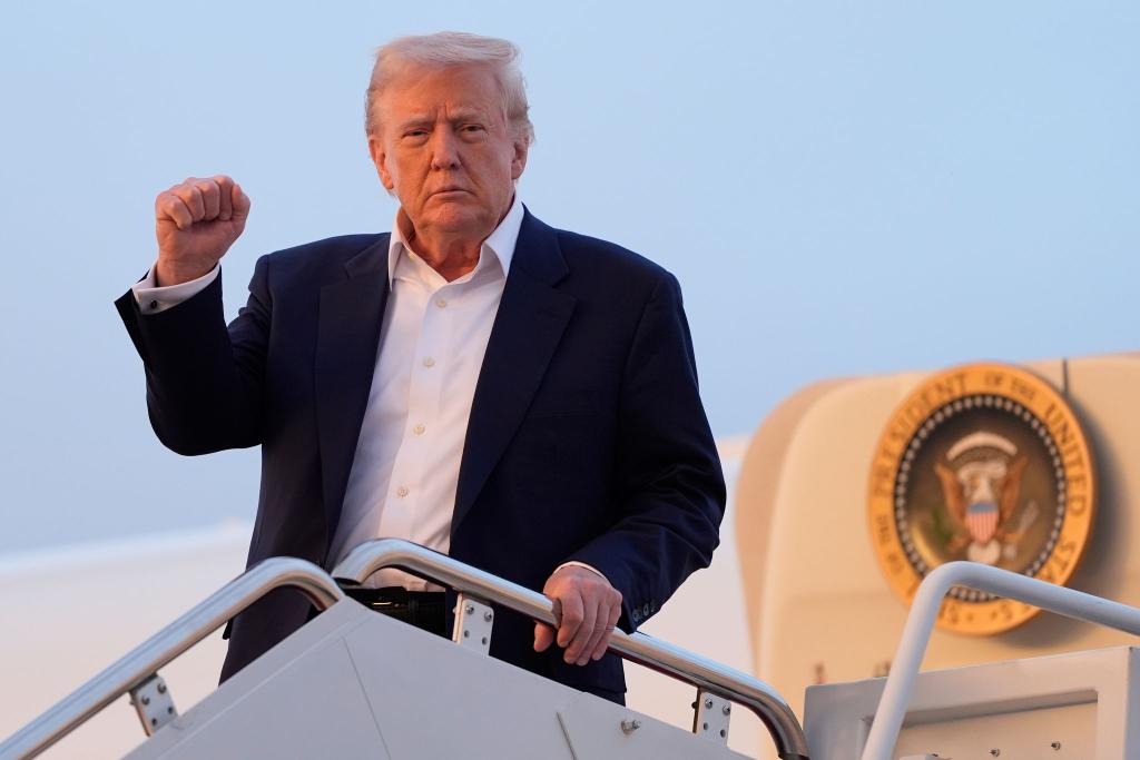 US-Präsident Trump will seine aggressive Zollpolitik auf die Filmbranche ausdehnen. - Foto: Manuel Balce Ceneta/AP/dpa