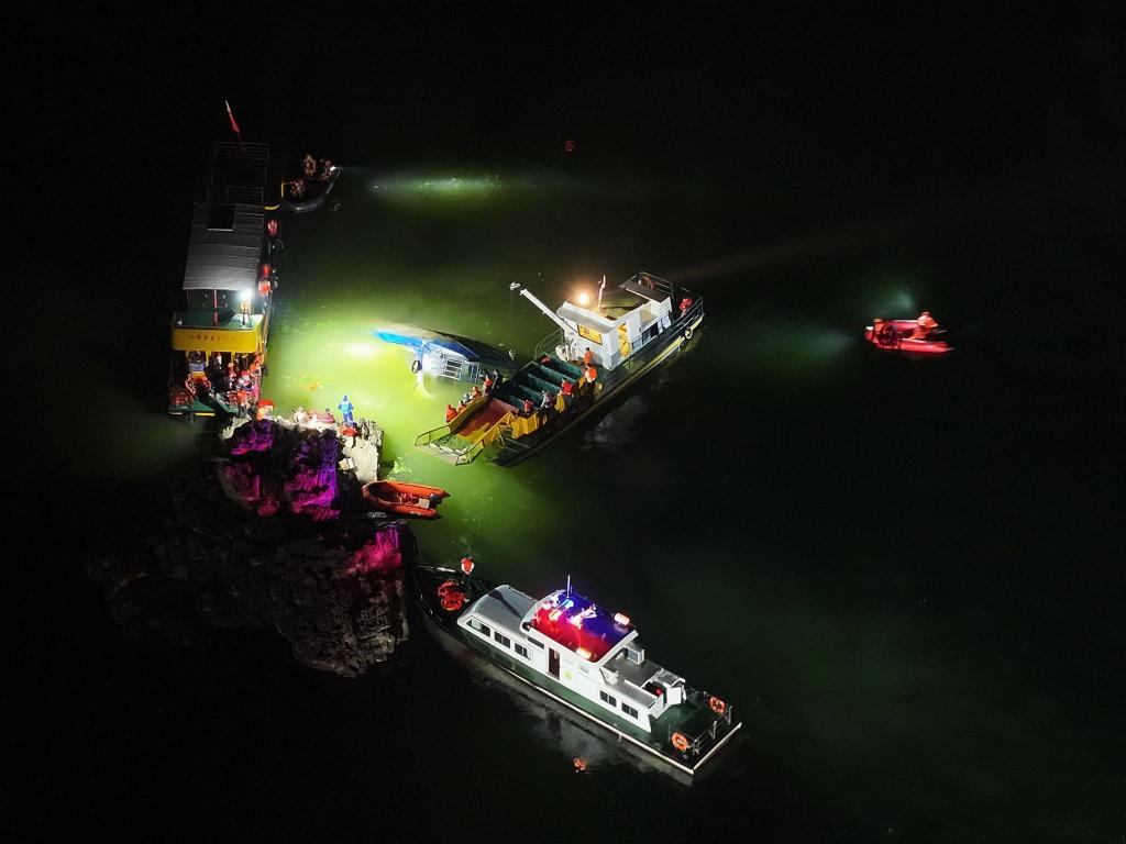 Die Retter waren bis in die Nacht hinein im Einsatz. - Foto: -/XinHua/dpa