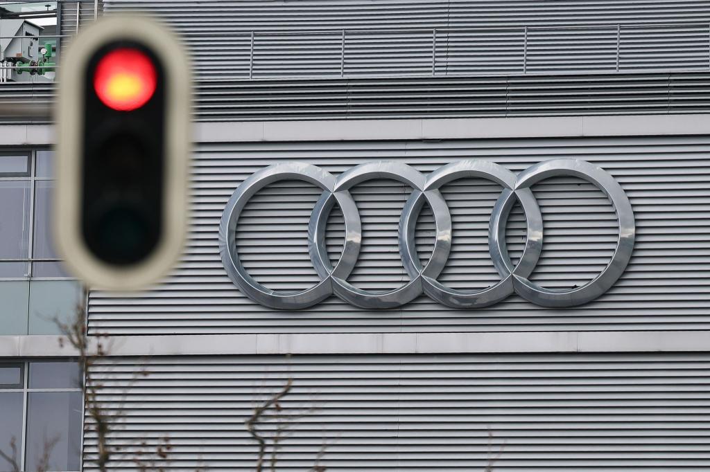 Audi-Zentrale in Ingolstadt - beim Autobauer läuft es derzeit schlecht. - Foto: Daniel Löb/dpa