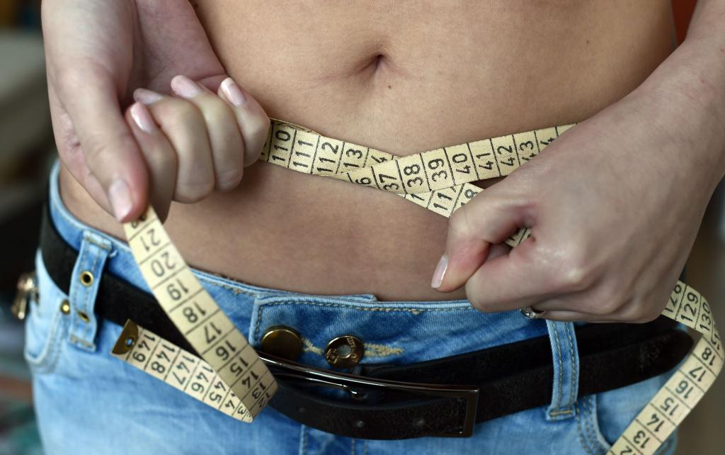 Essstörungen wie Magersucht, Bulimie und Binge Eating nehmen nach Daten der Krankenkasse KKH stark zu - vor allem unter 12- bis 17-jährigen Mädchen. (Symbolbild) - Foto: Jens Kalaene/dpa-Zentralbild/dpa