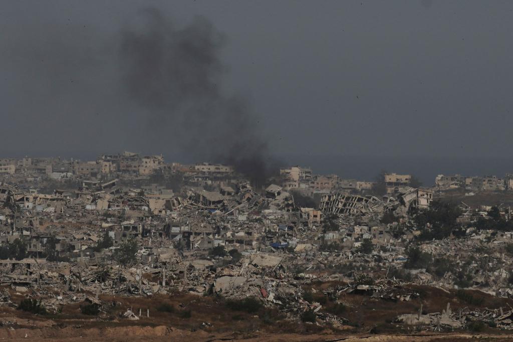 Rauch steigt über dem Gazastreifen auf. (Archivbild) - Foto: Ohad Zwigenberg/AP/dpa