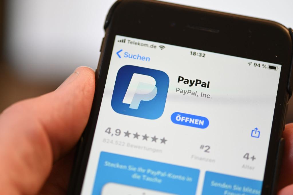 Um Paypals virtuelle Geldbörse nutzen zu können, müssen die Nutzer die neuste Version der Paypal-App auf ihrem Telefon installiert haben. - Foto: Felix Kästle/dpa