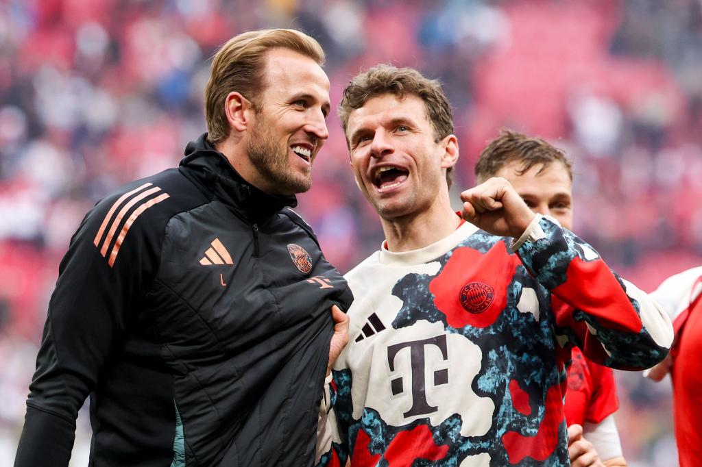 Harry Kane und Thomas Müller freuen sich nach ihrer ersten Meisterfeier auf ein weiteres besonderes Wochenende. - Foto: Jan Woitas/dpa