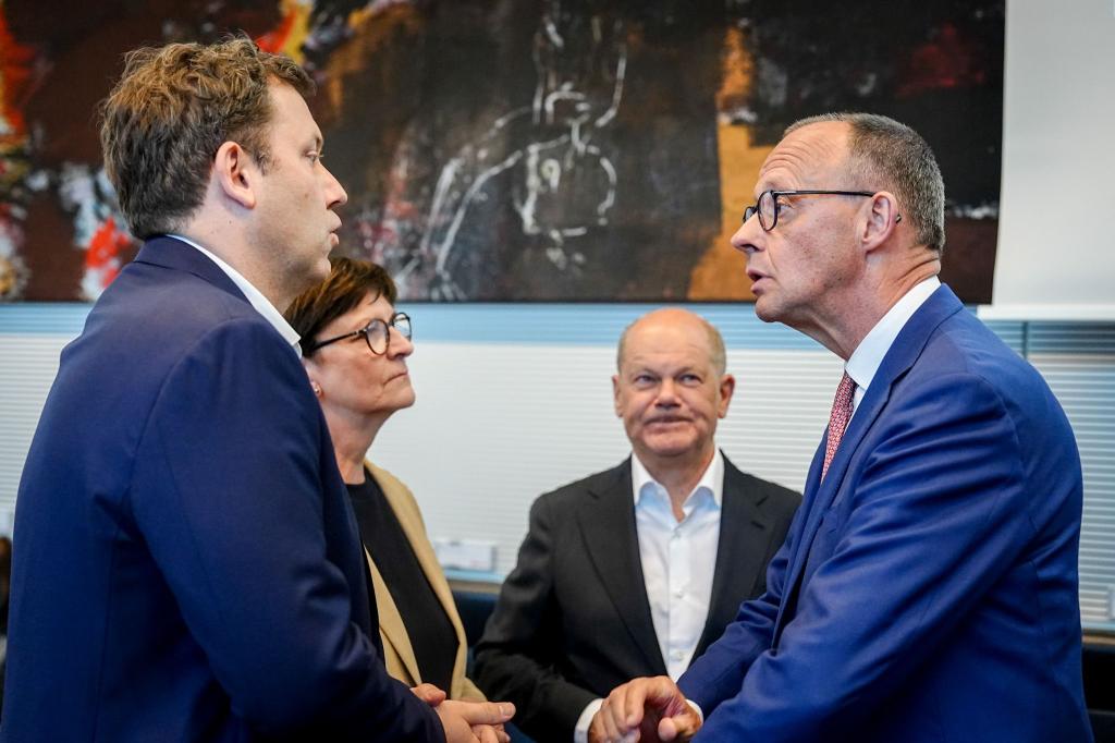 Merz besuchte am Abend vor der Kanzler-Wahl die SPD-Fraktion. - Foto: Kay Nietfeld/dpa