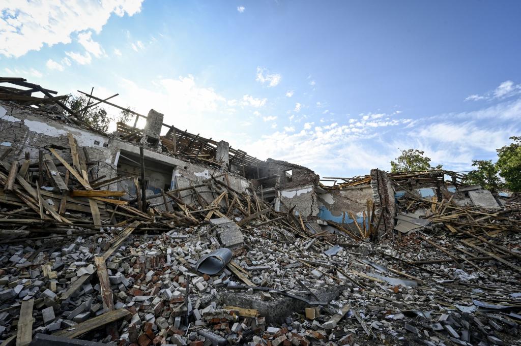 Die Stadt Myrnohrad ist schon in der Vergangenheit durch russischen schwer zerstört worden. (Archivbild). - Foto: -/ukrin/dpa