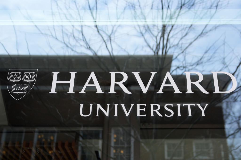 Harvard wehrt sich juristisch gegen das Vorgehen der Trump-Regierung. (Archivbild) - Foto: Charles Krupa/AP/dpa